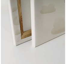 Baksida av en canvas med träram och molnmotiv