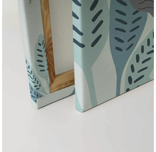 Detaljvy av en målarduk med växtmotiv och träram