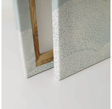 Närbild av två målardukar med abstrakt mönster och träram