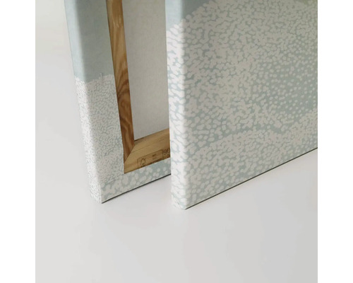 Närbild av två målardukar med abstrakt mönster och träram