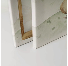 Detaljvy av två canvastavlor med träram