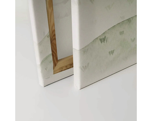 Närbild av två canvastavlor med träram