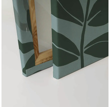 Detaljvy av en duk med växtmotiv och träram