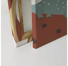 Närbild av en duk med abstrakt djurmotiv och träram