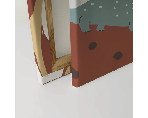 Närbild av en duk med abstrakt djurmotiv och träram