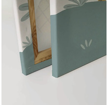 Närbild av två canvastavlor med blommönster och träram