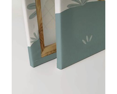 Närbild av två canvastavlor med blommönster och träram