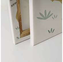 Närbild av två canvastavlor med växtmotiv och träramar