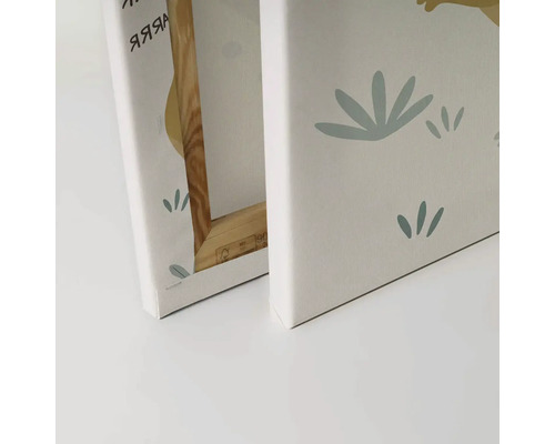 Närbild av två canvastavlor med växtmotiv och träramar