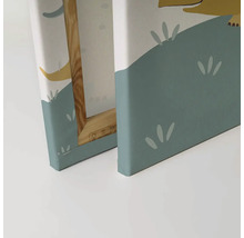 Detaljvy av en duk med en illustration och en träram