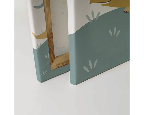 Detaljvy av en duk med en illustration och en träram