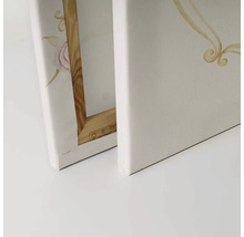 Närbild av två dukar med ram