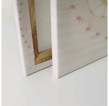 Närbild av en duk med blommönster och träram