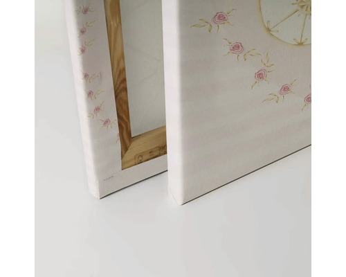 Närbild av en duk med blommönster och träram