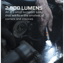 Hand med en 2000 lumen inspektionslampa i motorrummet
