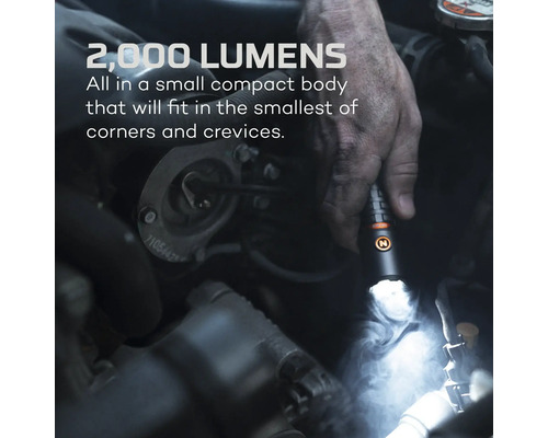 Hand med en 2000 lumen inspektionslampa i motorrummet