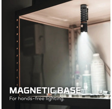 Magnetisk LED-arbetslampa fäst i en hylla