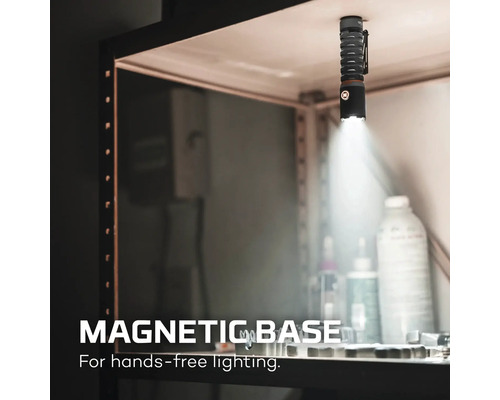 Magnetisk LED-arbetslampa fäst i en hylla