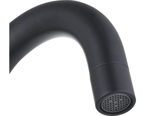 Detaljbild av en svart vattenkranpip