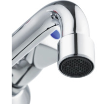 Närbild av en förkromad kran med perlator