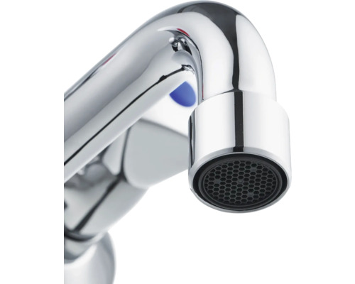 Närbild av en förkromad kran med perlator