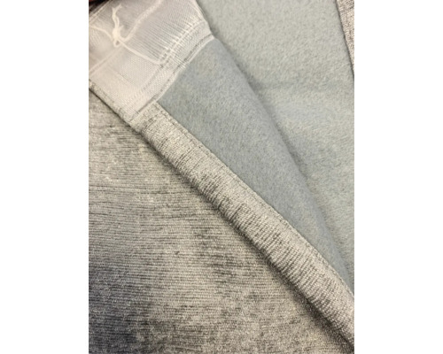 Närbild av en gardin med foder