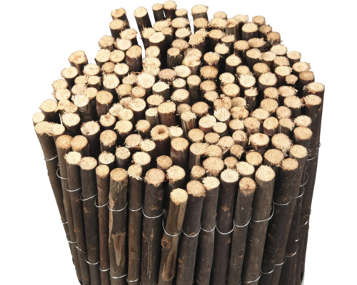 Rullstaket av trä sammanbunden med tråd