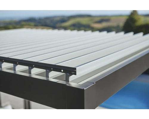 Detaljvy av terrassmarkis med lameller