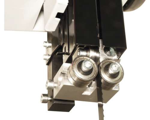 Detaljvy av en bandsåg med metallsågband och styrrullar