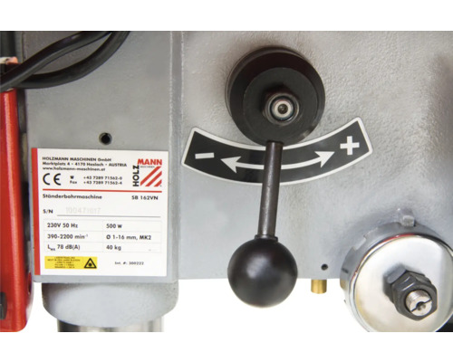 Detaljvy av en pelarborrmaskin med hastighetsregulator och Holzmann Maschinen logotyp.