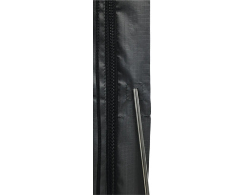 Detaljbild av ett svart tyg med dragkedja och en metallstång