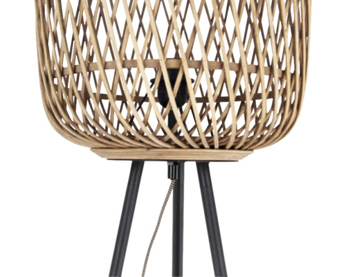 Golvlampa med flätad lampskärm och stativfot