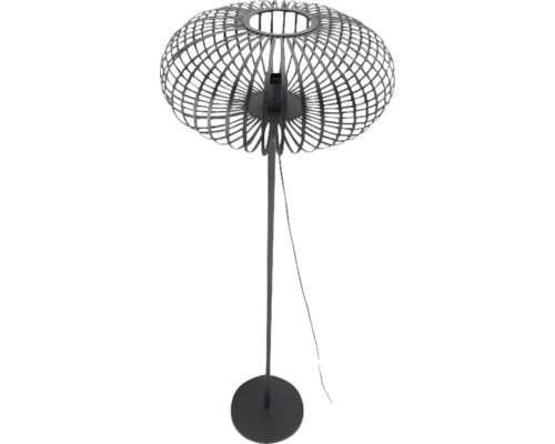 Golvlampa med rund lampskärm av metallribbor