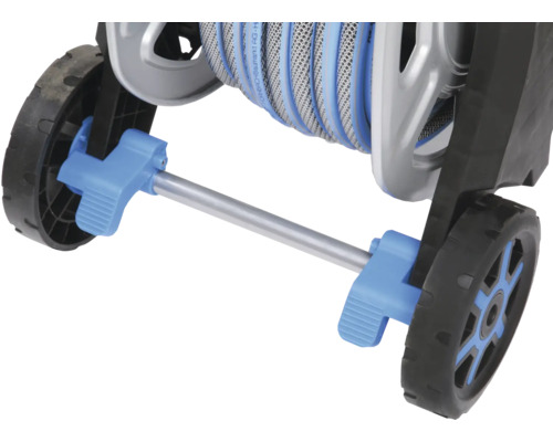 Detalj av en trädgårdsslangvagn med hjul och slangvinda