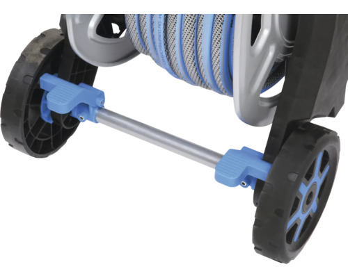 Detaljvy av en slangvagn med hjul och handtag