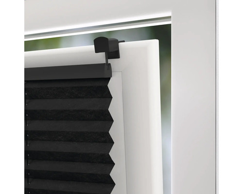 Detaljvy av en svart plisségardin på ett fönster