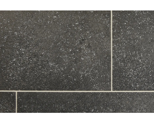 Närbild av golvplattor med ett mörkt stenutseende