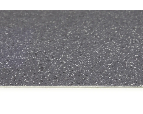 Närbild av en mörkgrå golvplatta med ett spräckligt mönster.