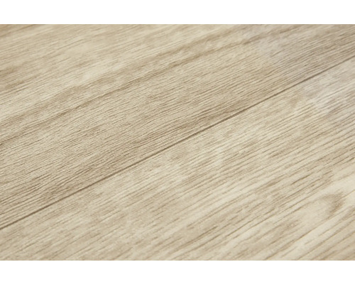 Närbild av ett ljust laminatgolv med träutseende.