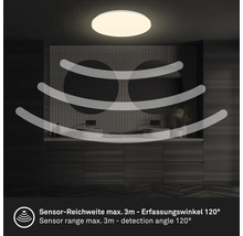 Taklampa med sensor i ett badrum med handfat