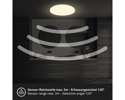 Taklampa med sensor i ett badrum med handfat