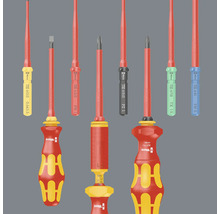 Diverse isolerade skruvmejslar från Wera med röda handtag.
