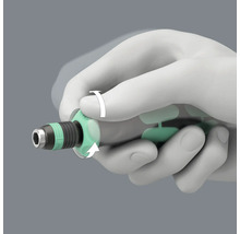 Illustration av en hand som använder en skruvmejsel