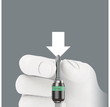 En hand håller en Wera skruvmejselbits med en vit pil ovanför.