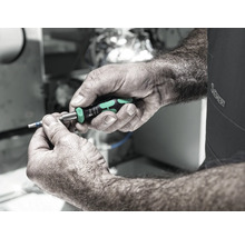 En person håller en Wera skruvmejsel i handen.