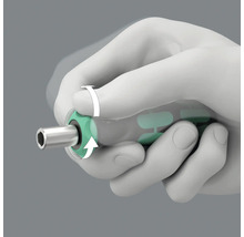 En hand håller en skruvmejsel med roterande funktion och pilar som illustration.