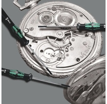 Precisionsskruvmejslar framför urverket i ett fickur