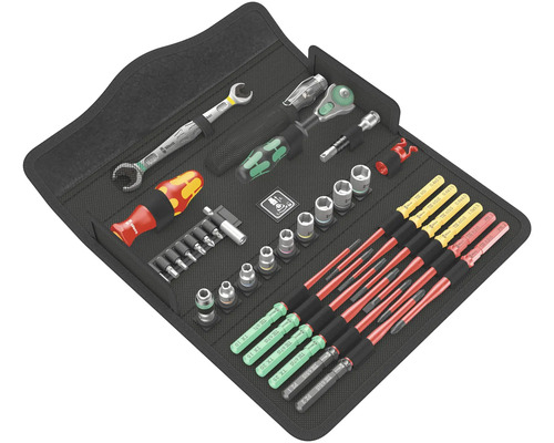 Verktygssats med skiftnycklar, spärrskaft, hylsor och skruvmejslar i svart verktygsväska