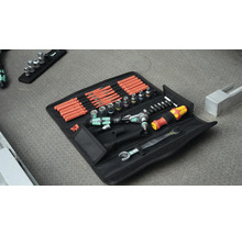 Verktygssats med hylsor, skruvmejslar och spärrar i svart väska