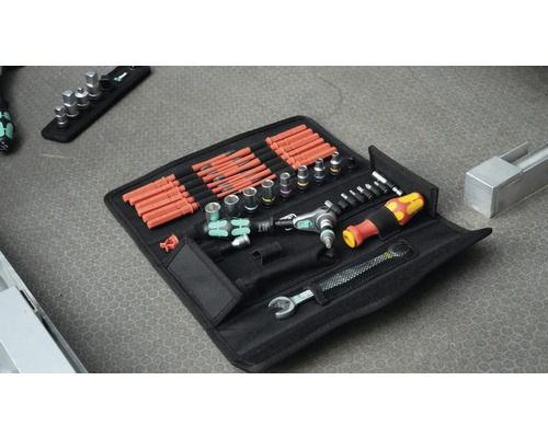 Verktygssats med hylsor, skruvmejslar och spärrar i svart väska